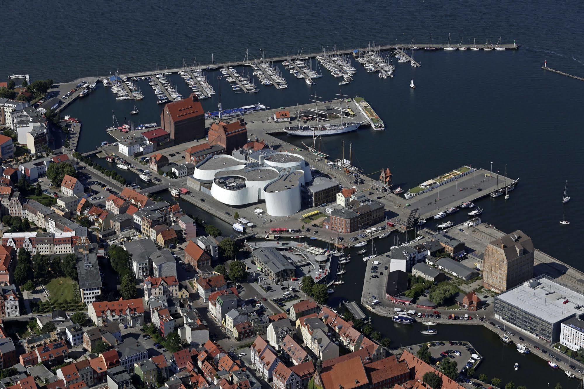 Hotel Kontorhaus Stralsund Exterior photo